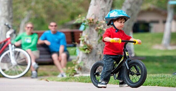 Ребёнок на велосипеде